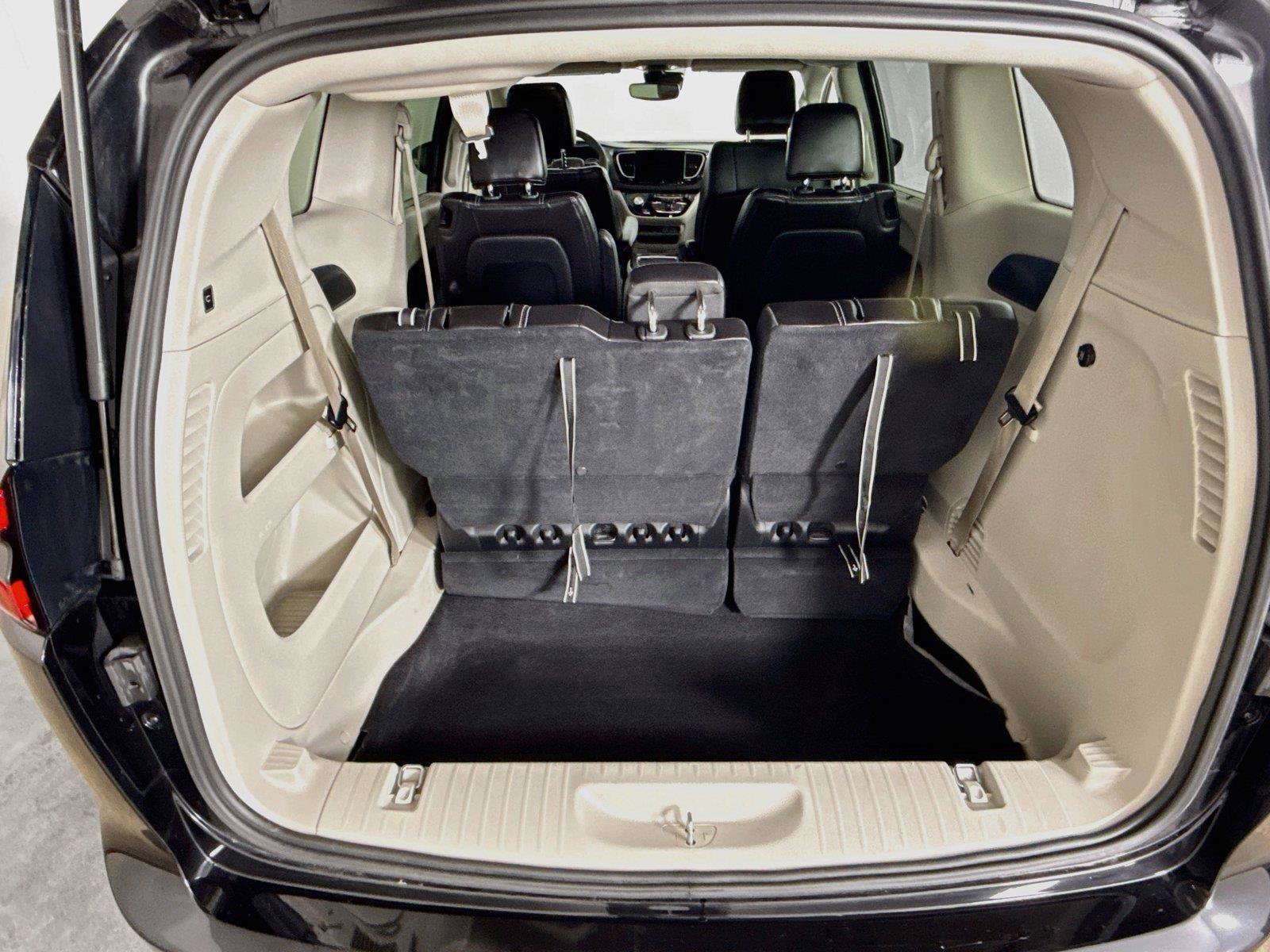 Used 2024 Chrysler Pacifica Touring-L FWD image 25