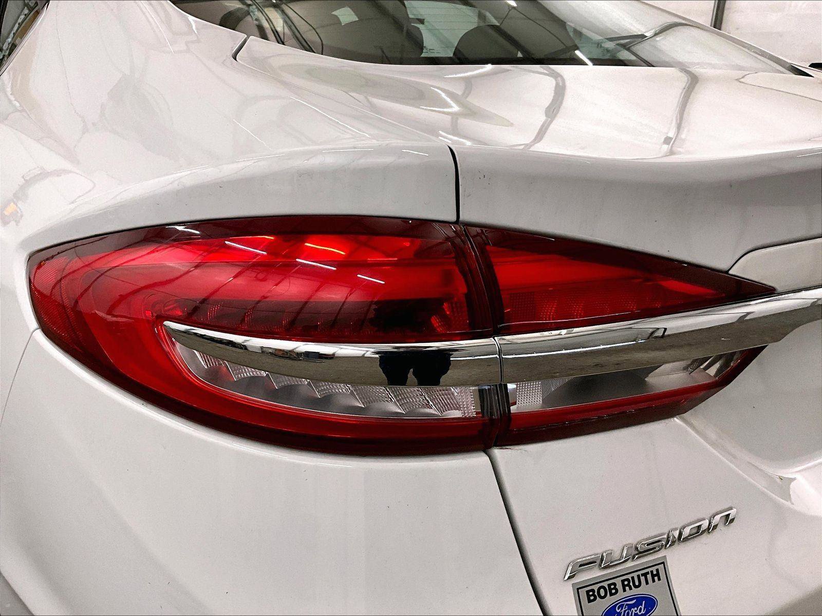 Used 2018 Ford Fusion SE w/ Fusion SE Technology Package image 28