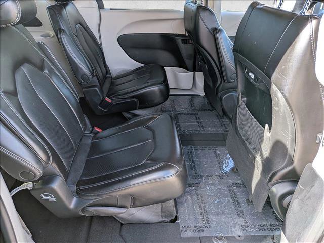 Used 2023 Chrysler Pacifica Touring-L image 18