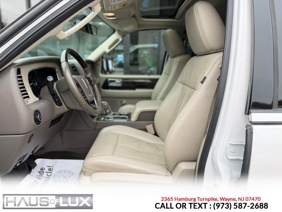 Used 2017 Lincoln Navigator Select image 12