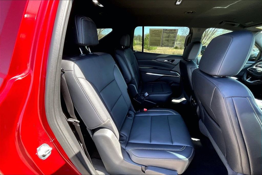 Used 2025 Chevrolet Traverse LT image 24