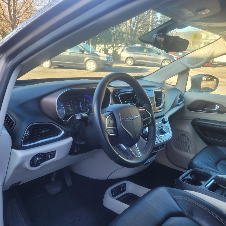 Used 2017 Chrysler Pacifica Touring-L w/ Tire & Wheel Group image 14