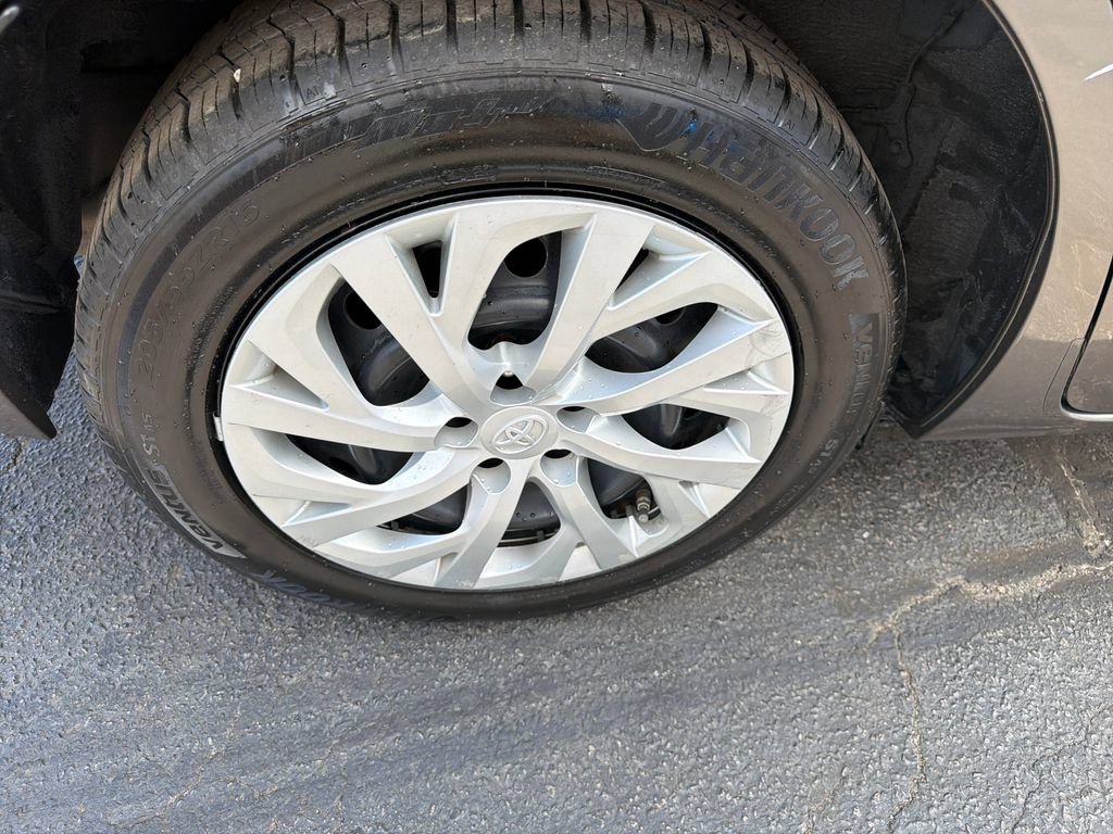 Used 2018 Toyota Corolla LE FWD image 13