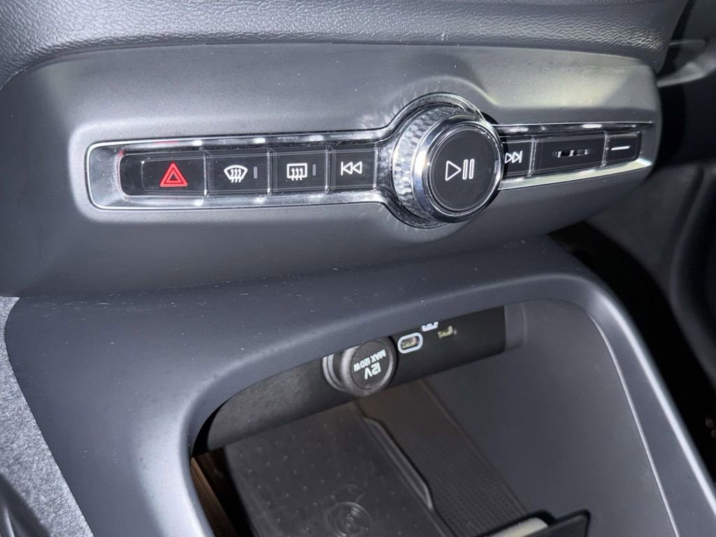 Used 2024 Volvo XC40 B5 Ultimate w/ Protection Package Premier AWD/4WD image 25