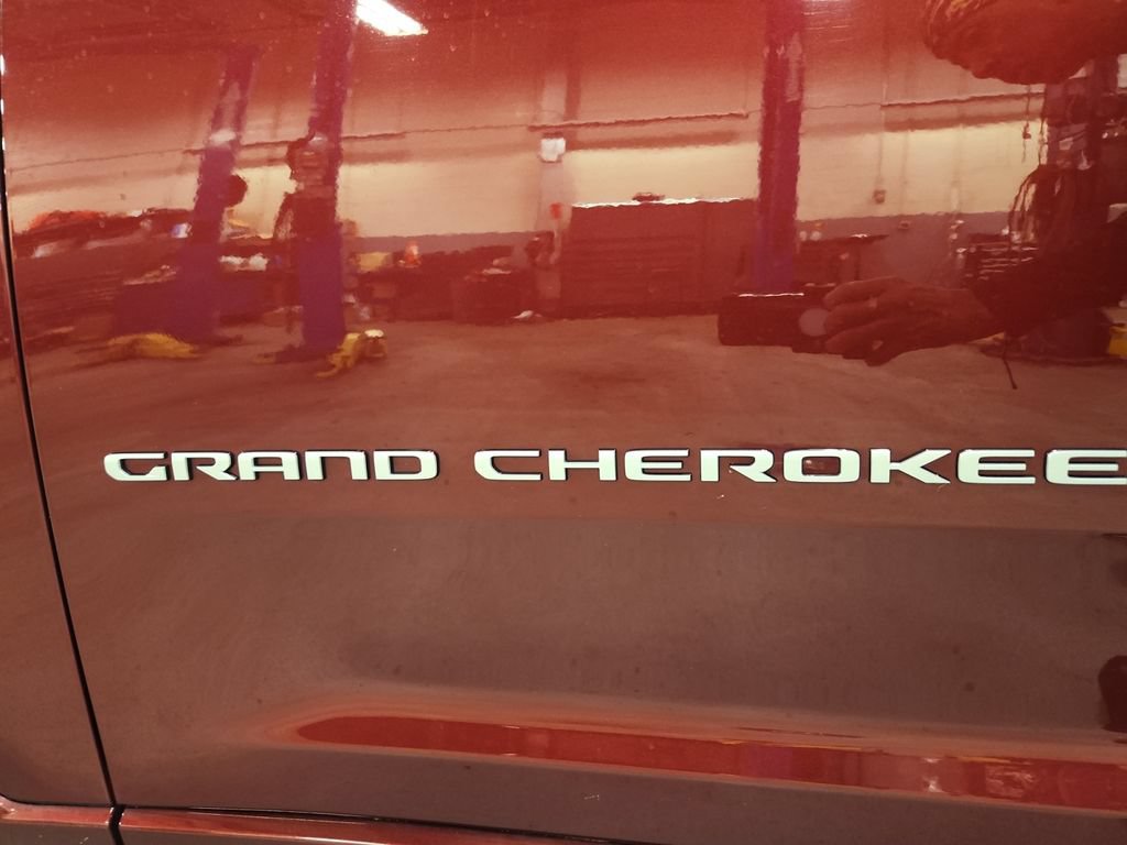 Used 2024 Jeep Grand Cherokee Overland w/ Luxury Tech Group IV AWD/4WD image 33