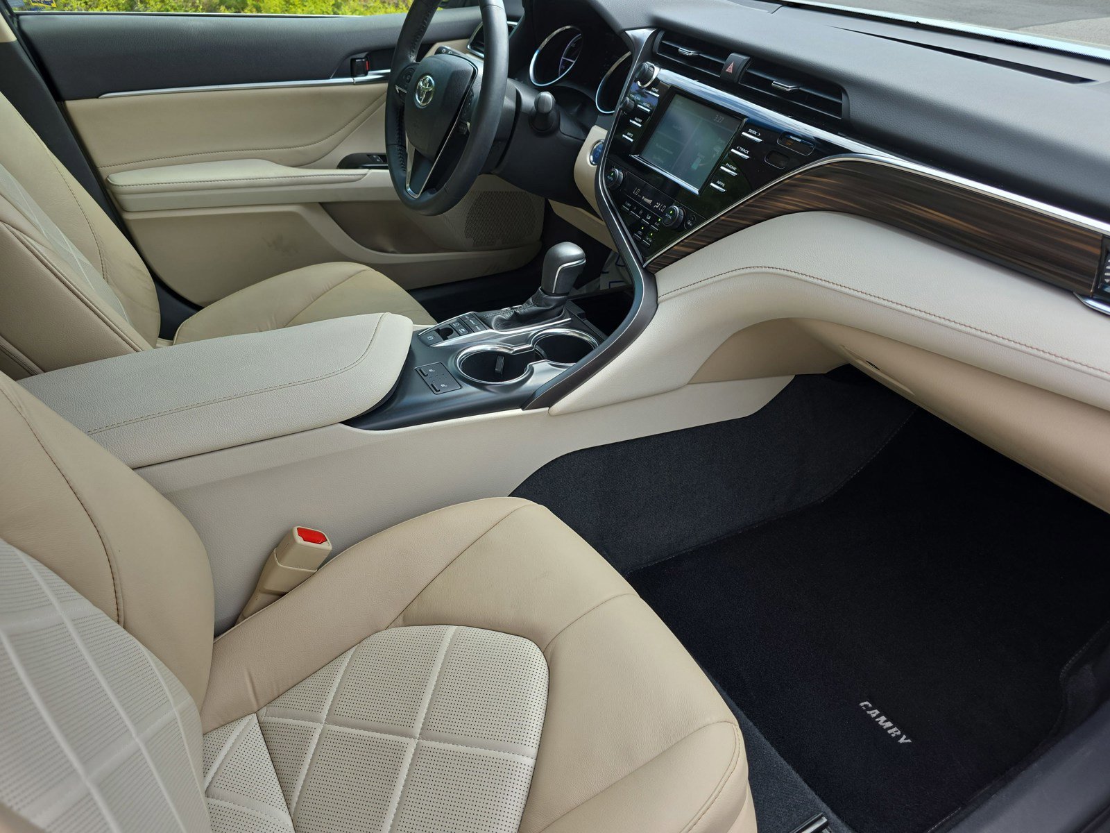 Used 2018 Toyota Camry XLE FWD image 12