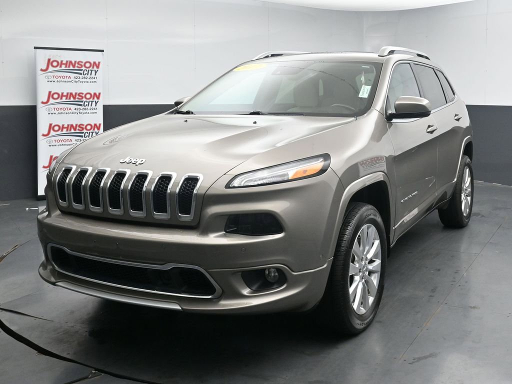 Used 2017 Jeep Cherokee Overland w/ Technology Group AWD/4WD image 4