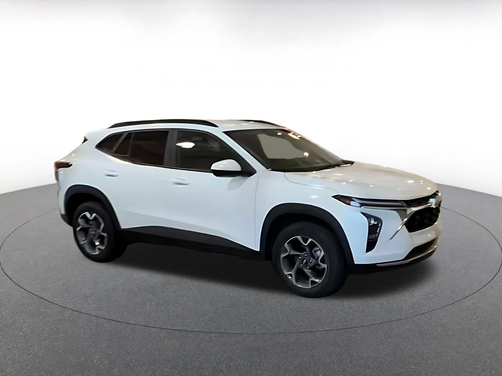 Used 2026 Chevrolet Trax LT FWD image 2