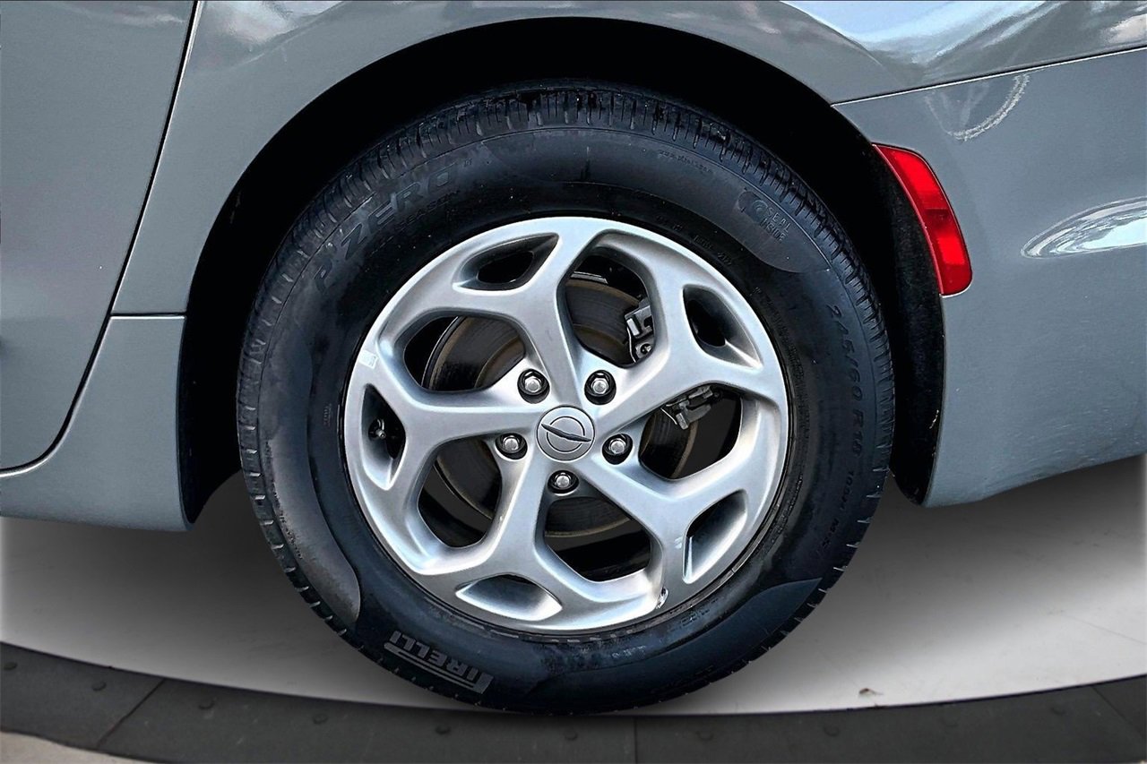 Certified 2023 Chrysler Pacifica Limited image 36