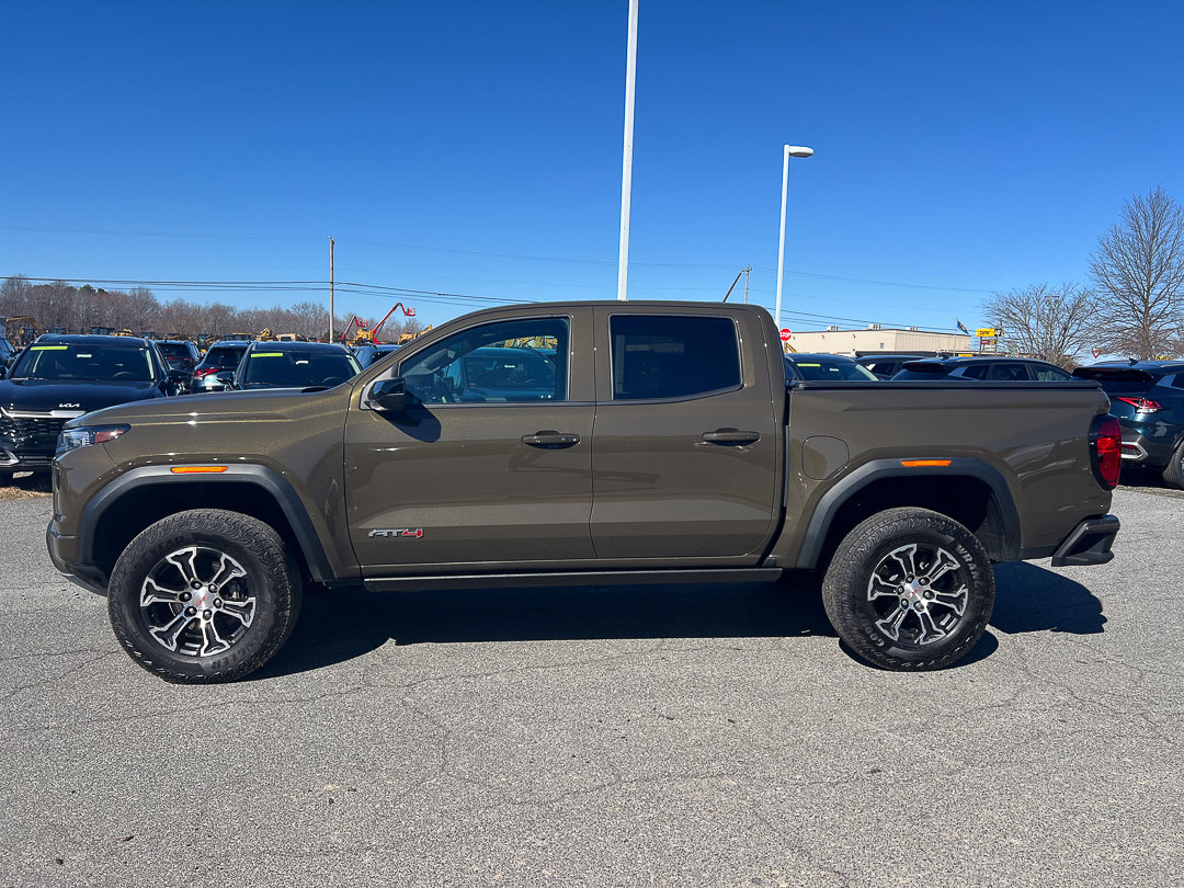 Used 2024 GMC Canyon AT4 image 2