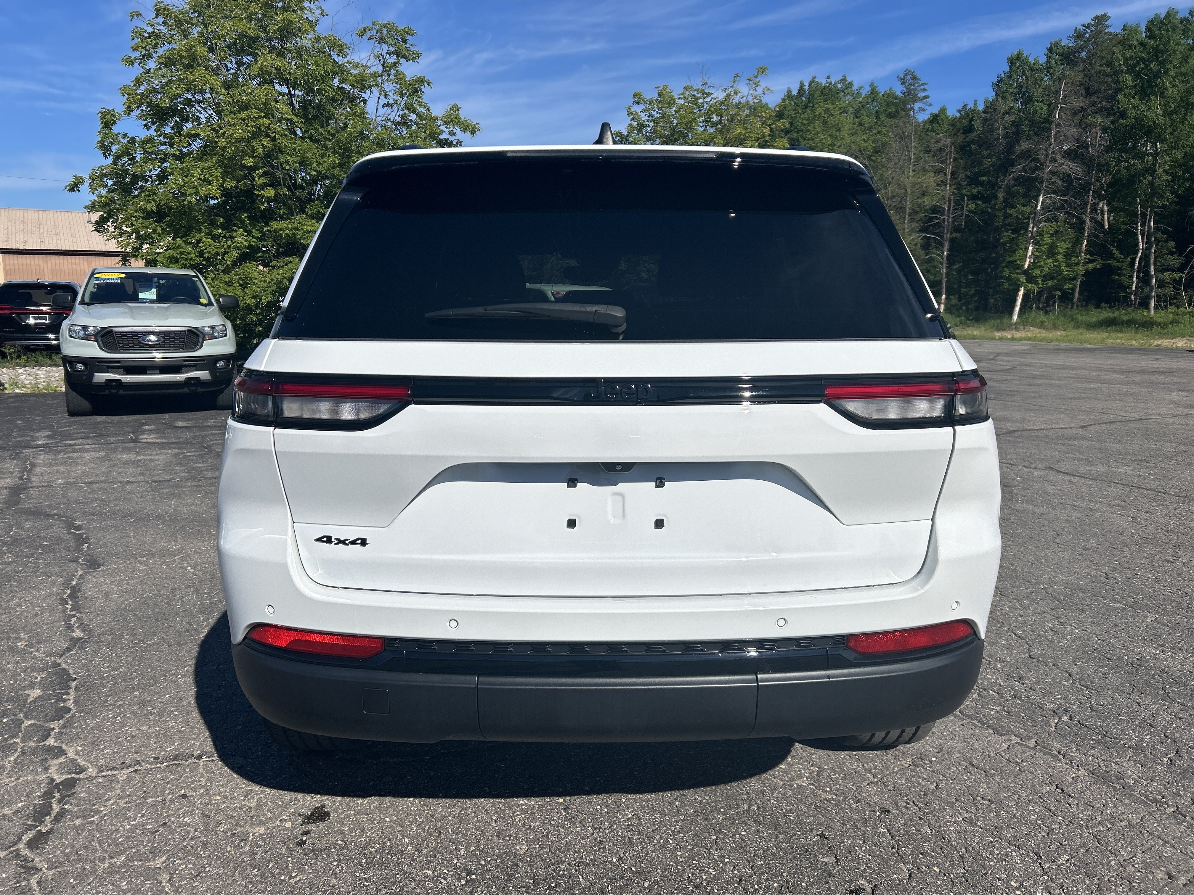 Used 2023 Jeep Grand Cherokee Altitude AWD/4WD image 4