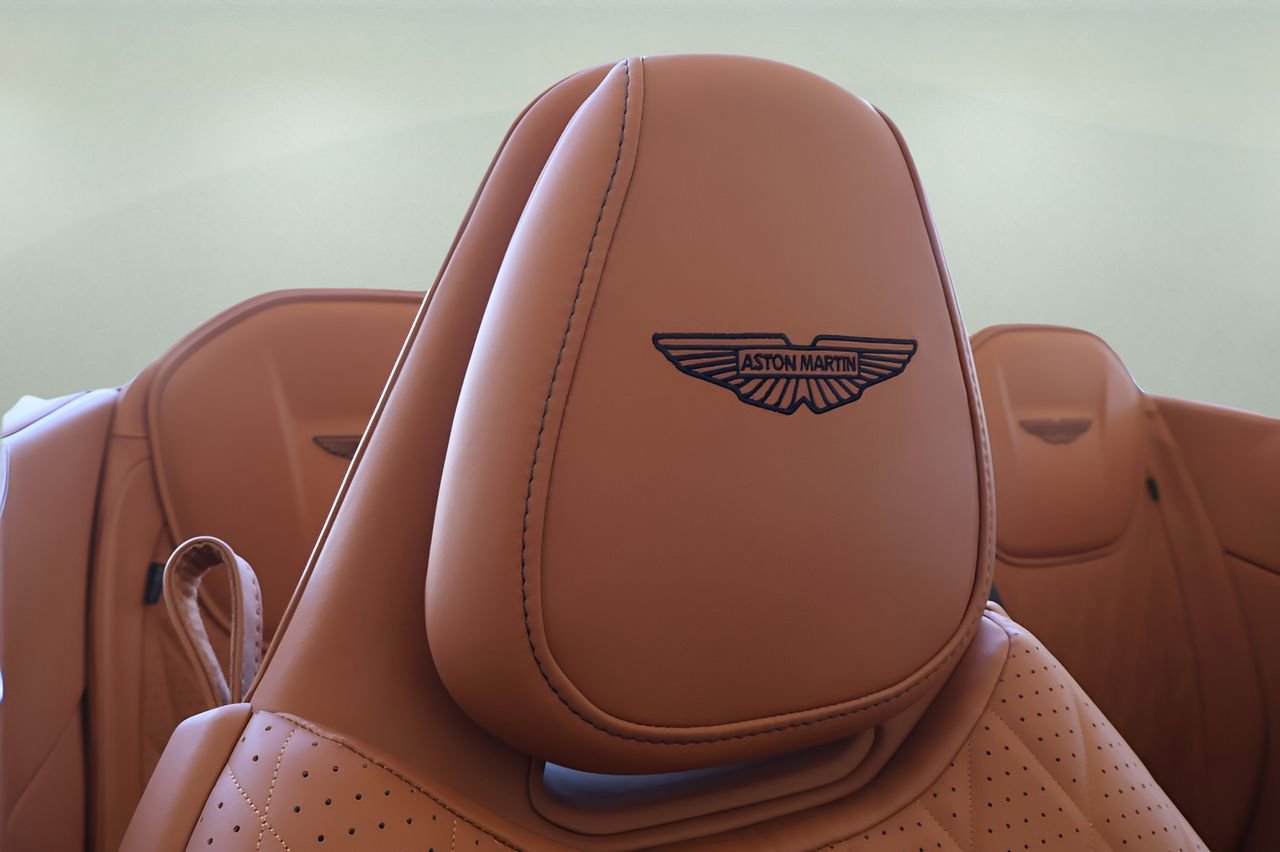 Used 2024 Aston Martin DB12 Convertible image 19