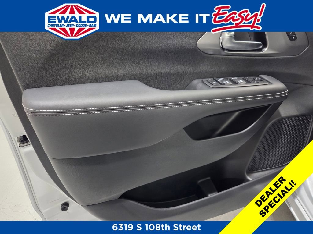 New 2026 Chrysler Pacifica Select AWD/4WD image 8