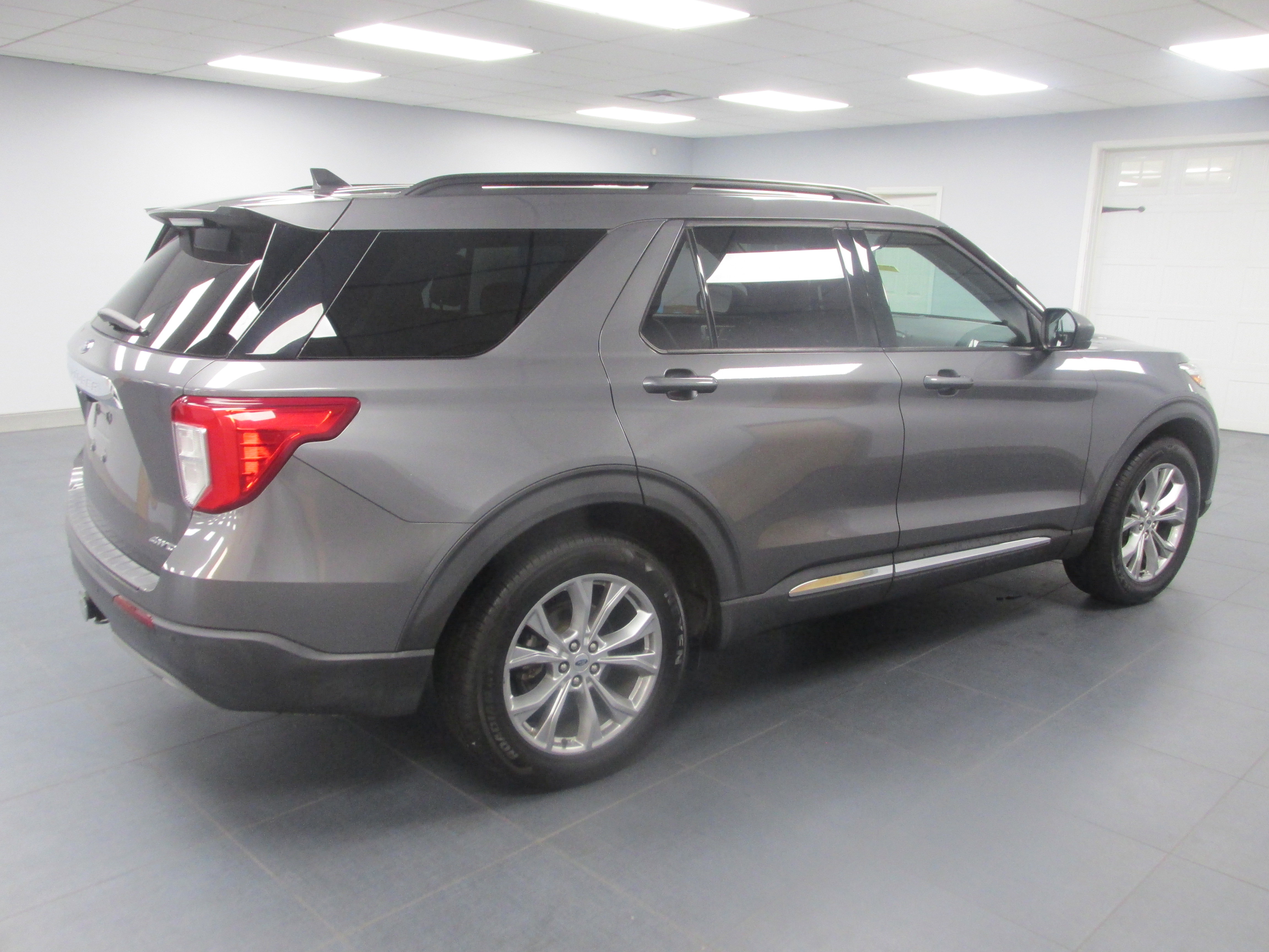 Certified 2021 Ford Explorer XLT w/ Equipment Group 202A AWD/4WD image 4