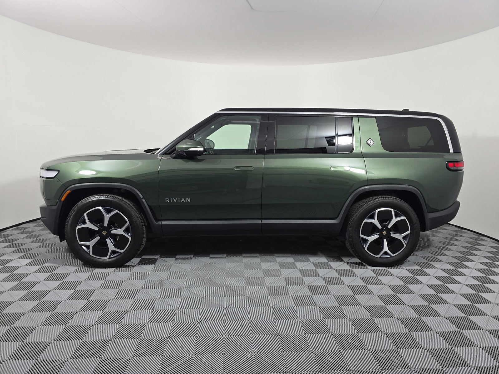 Used 2024 Rivian R1S Adventure AWD/4WD image 2