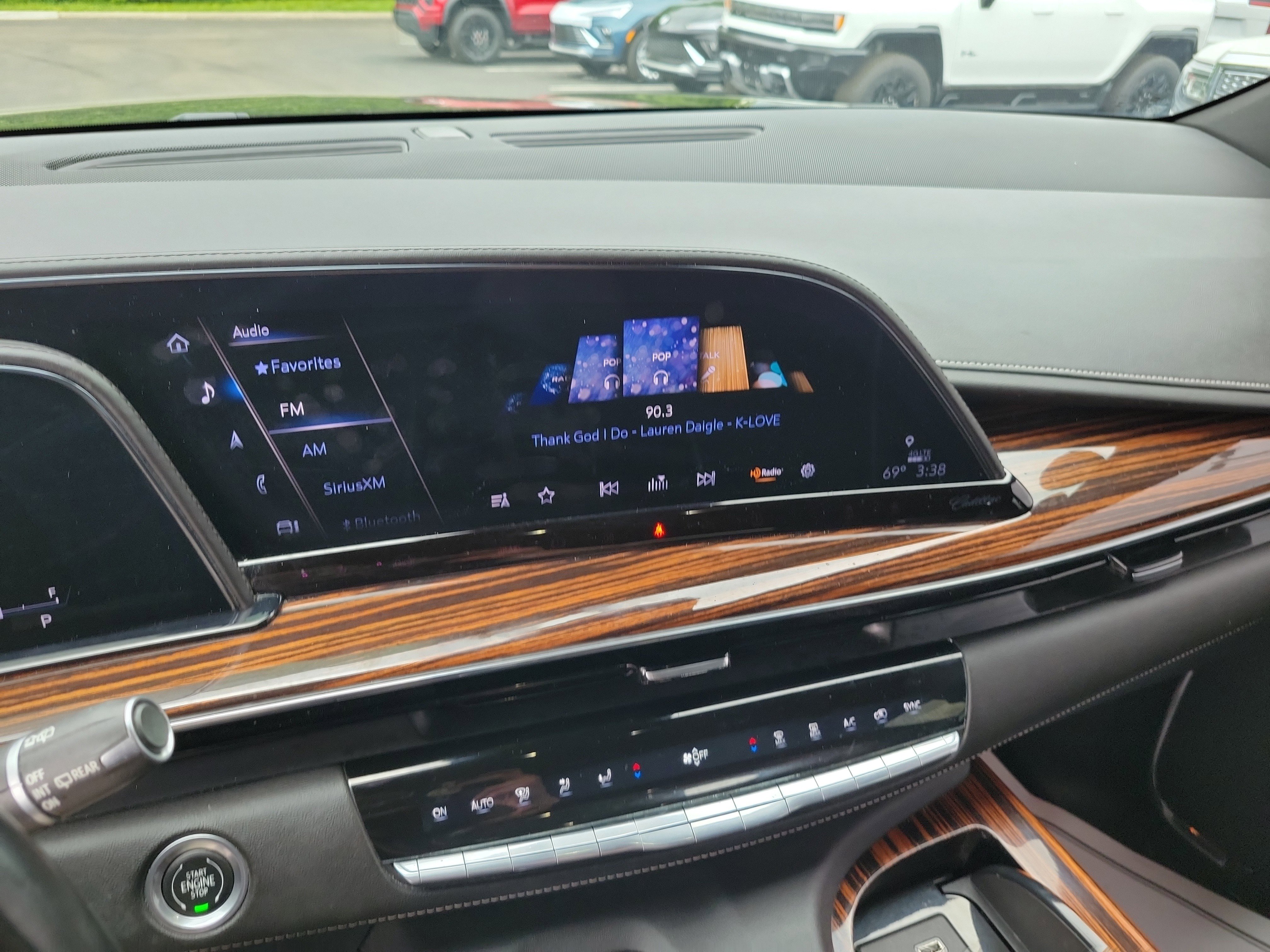 Used 2021 Cadillac Escalade Premium Luxury AWD/4WD image 29