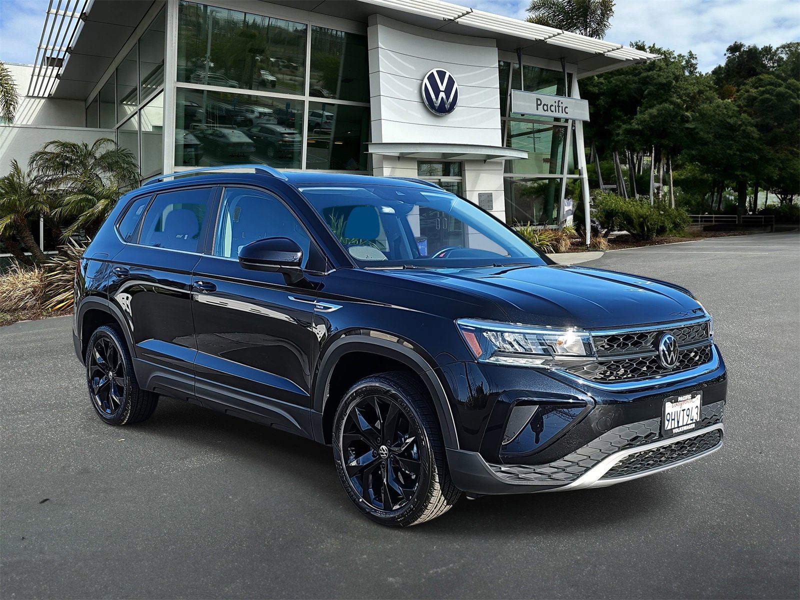 Used 2023 Volkswagen Taos SE w/ Panoramic Sunroof Package image 3