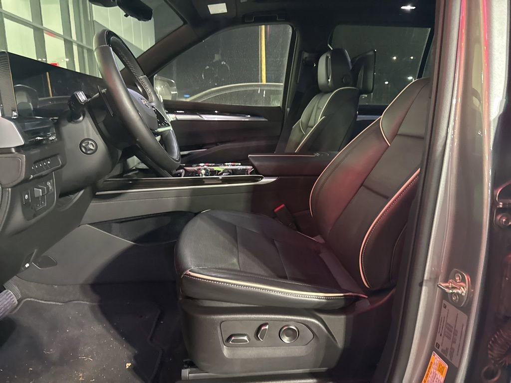 Used 2025 Cadillac Escalade Premium Luxury image 10