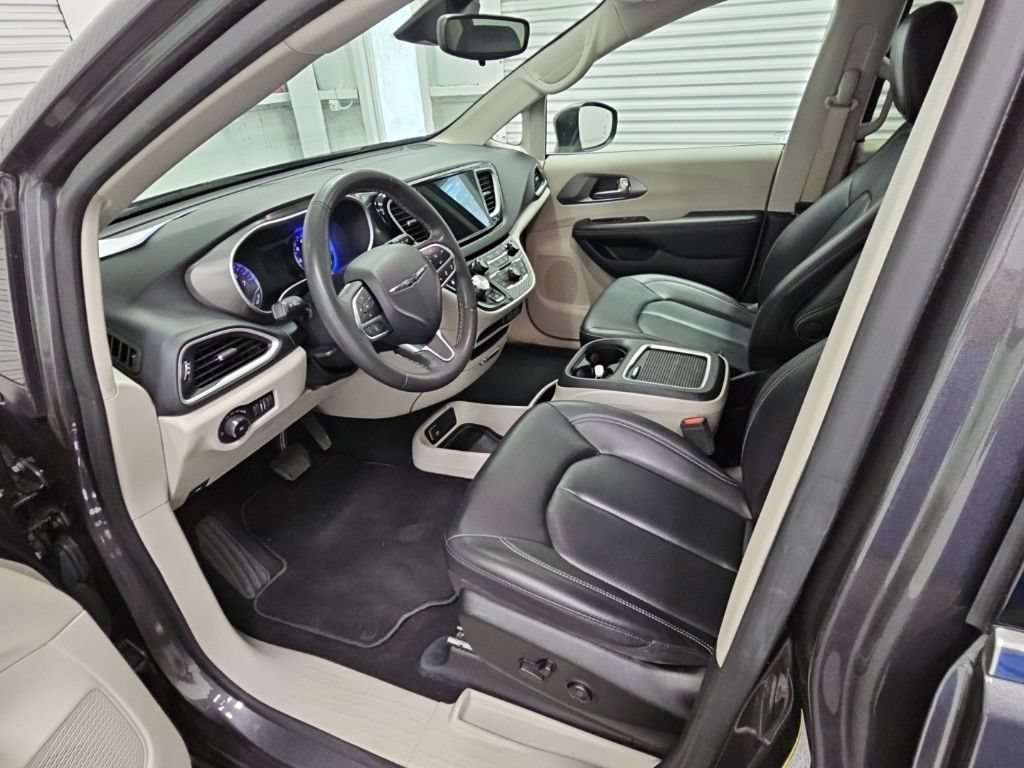 Used 2023 Chrysler Pacifica Touring-L FWD image 11