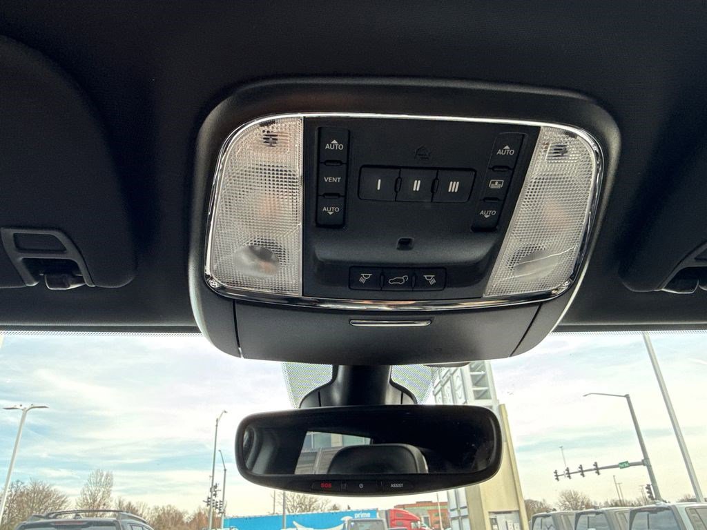 Used 2020 Jeep Grand Cherokee Overland image 37