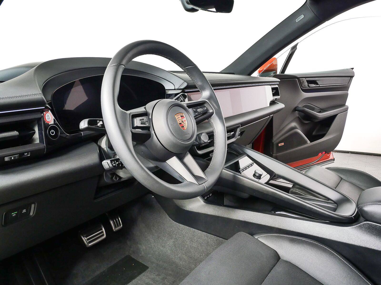 Certified 2025 Porsche Macan 4S Electric AWD/4WD image 4
