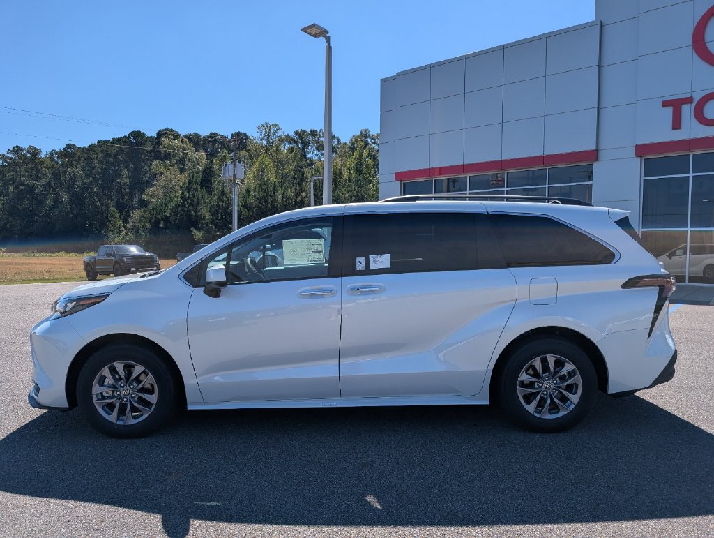New 2026 Toyota Sienna XLE FWD image 2