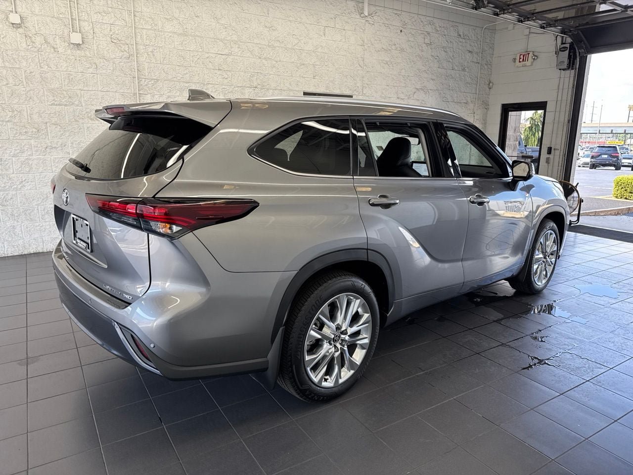 Used 2026 Toyota Highlander Limited AWD/4WD image 8