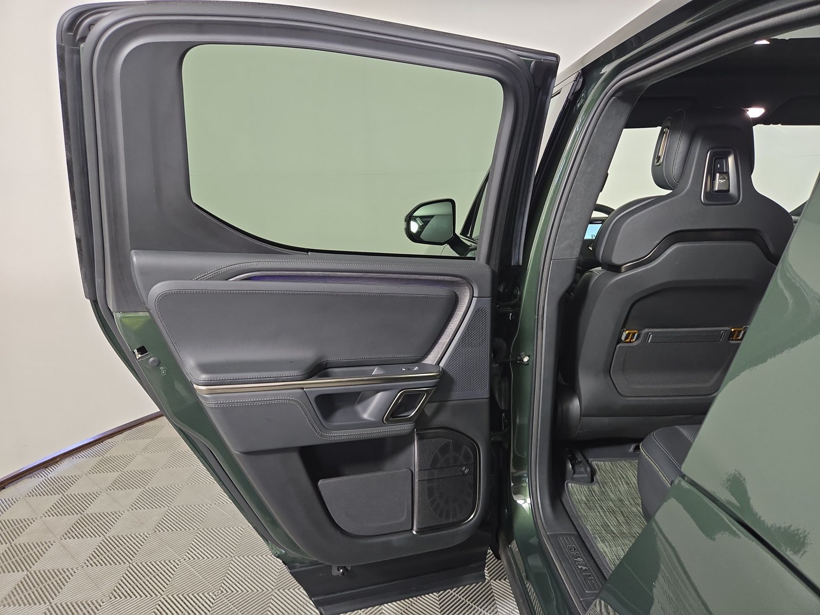 Used 2024 Rivian R1T Adventure Dual AWD/4WD image 17
