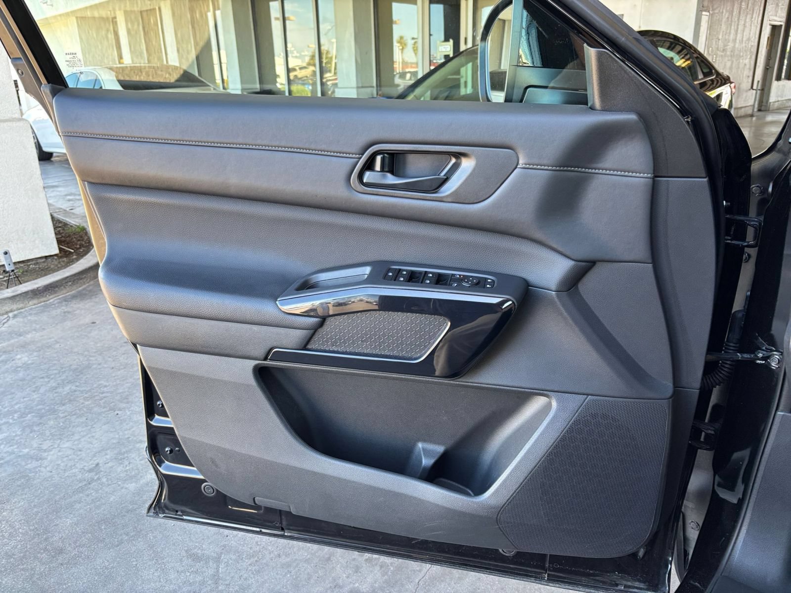 Used 2025 Nissan Pathfinder SV FWD image 18