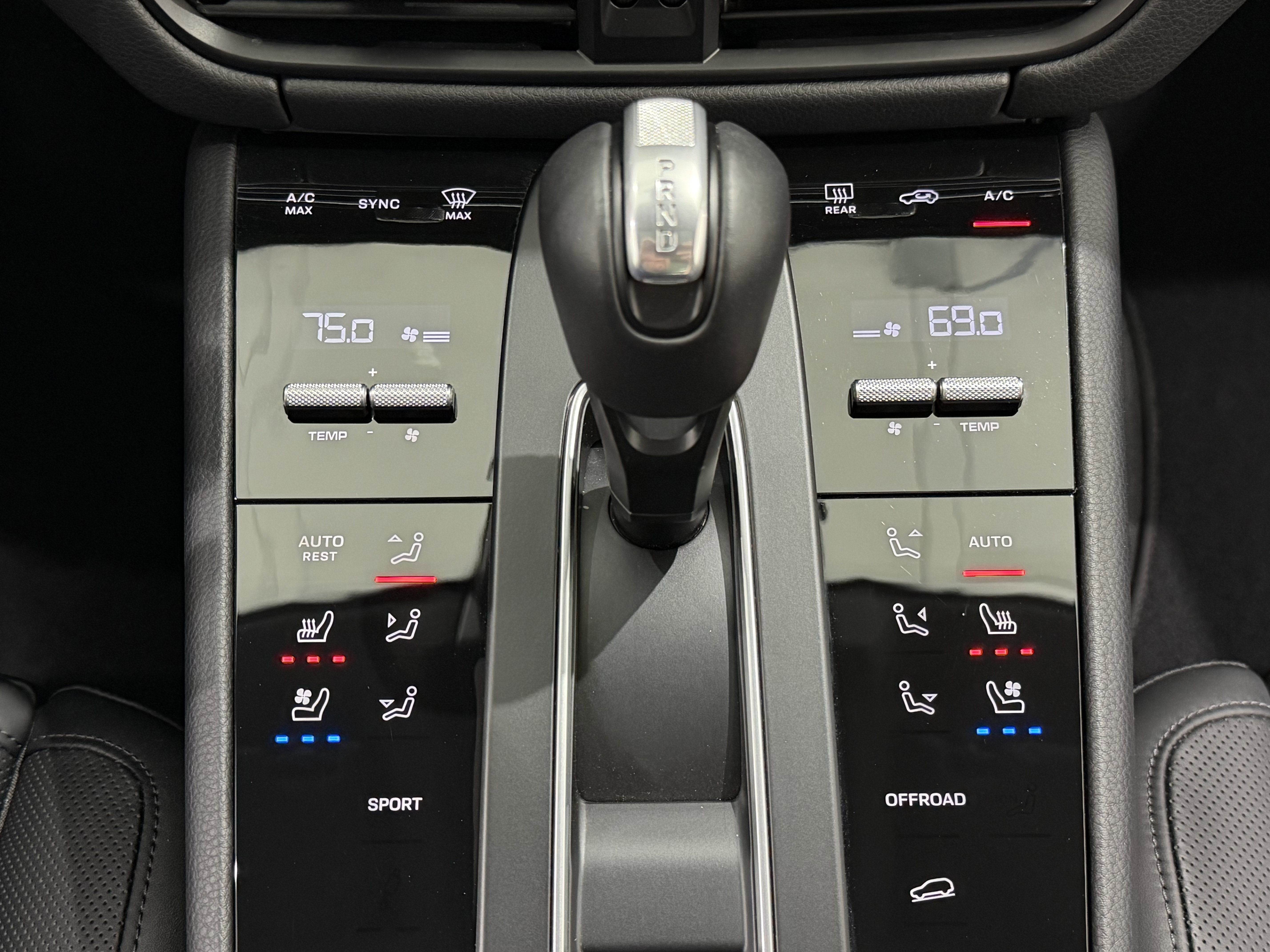 Certified 2025 Porsche Macan AWD/4WD image 38