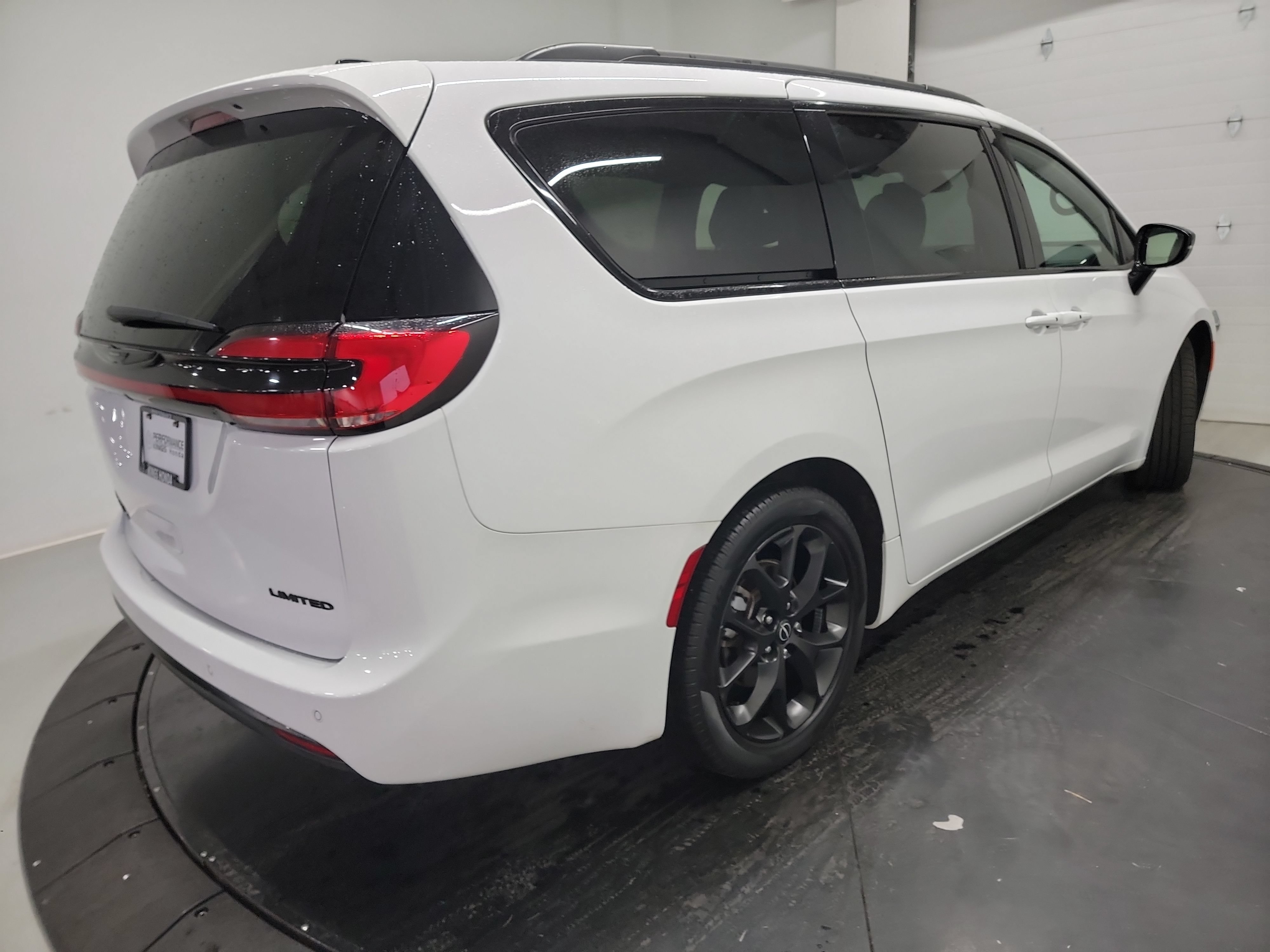 Used 2025 Chrysler Pacifica Limited FWD image 9