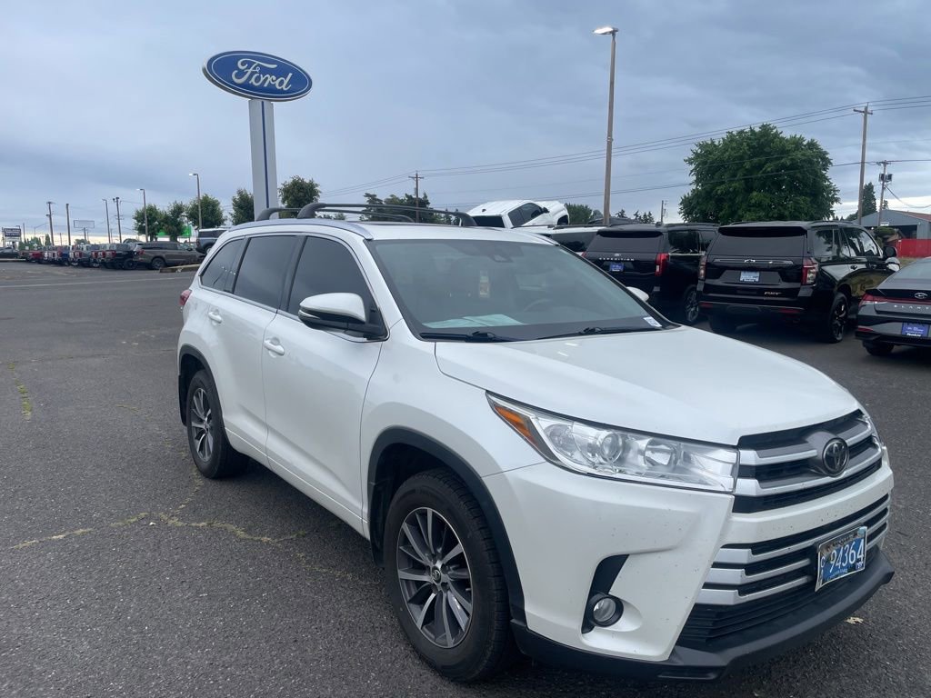 Used 2017 Toyota Highlander XLE AWD/4WD image 3