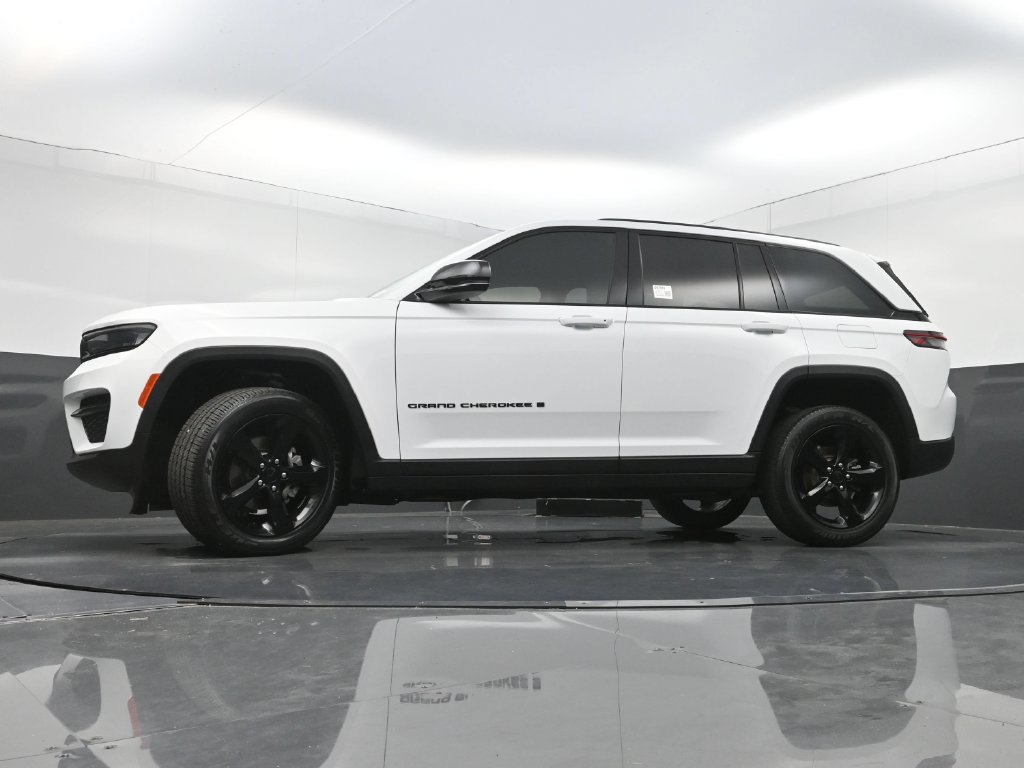 Used 2023 Jeep Grand Cherokee Altitude RWD image 29