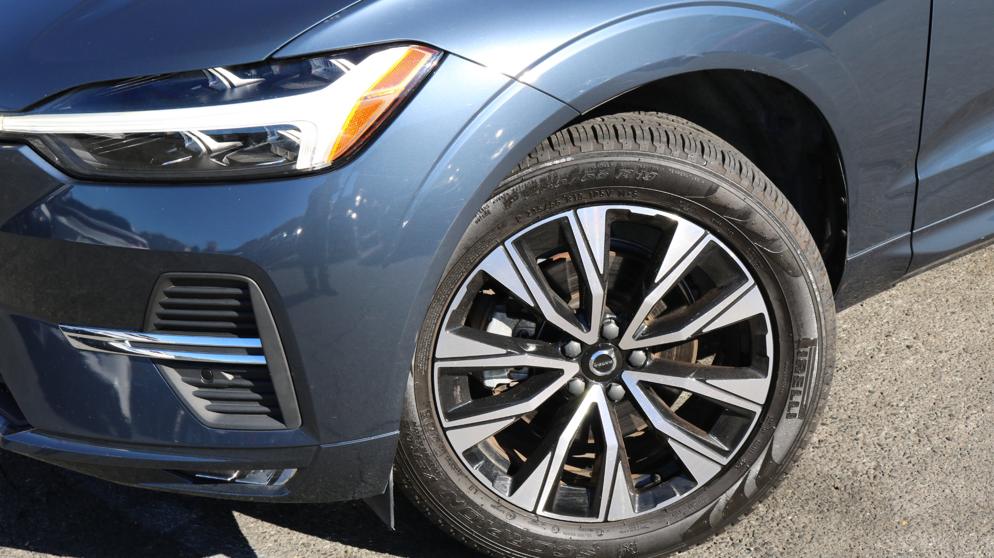 Used 2023 Volvo XC60 B5 Core w/ Protection Package Premier image 4