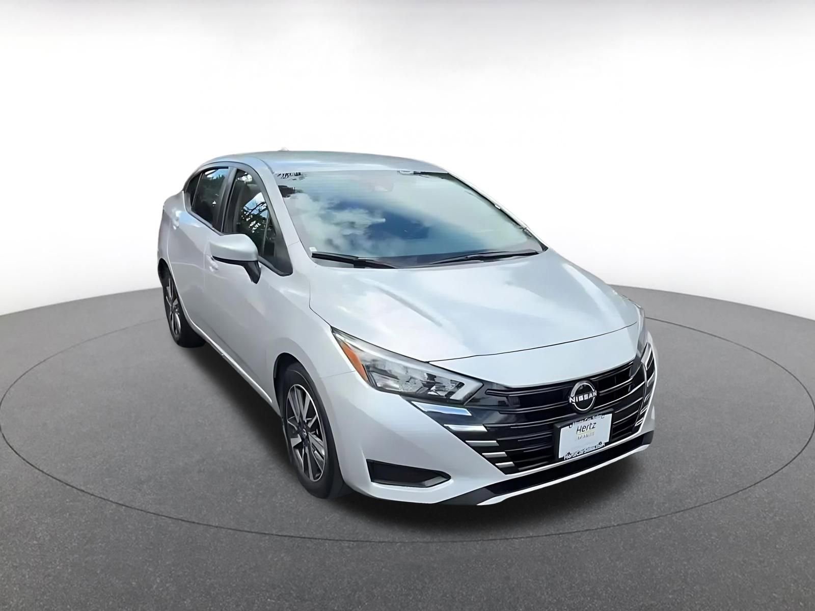 Used 2025 Nissan Versa SV image 3