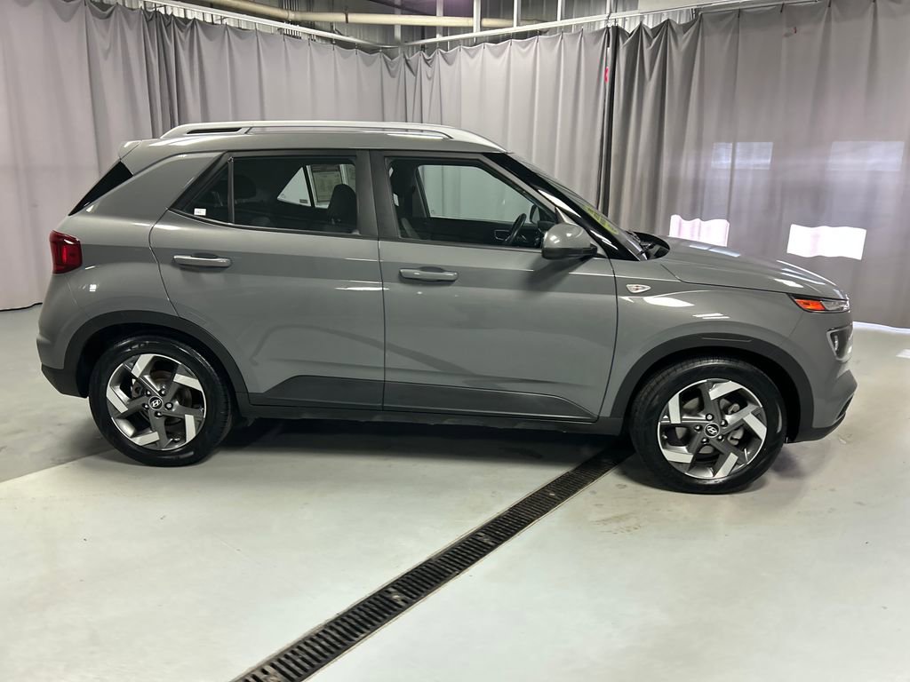 Used 2022 Hyundai Venue SEL FWD image 8