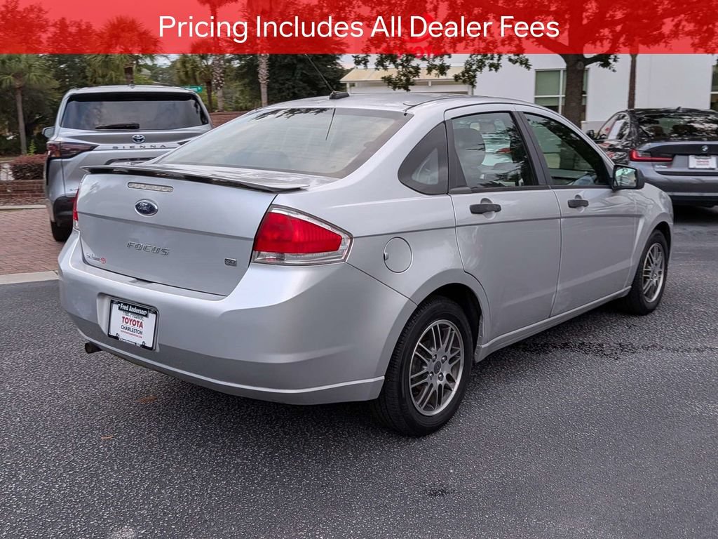 Used 2010 Ford Focus SE FWD image 4