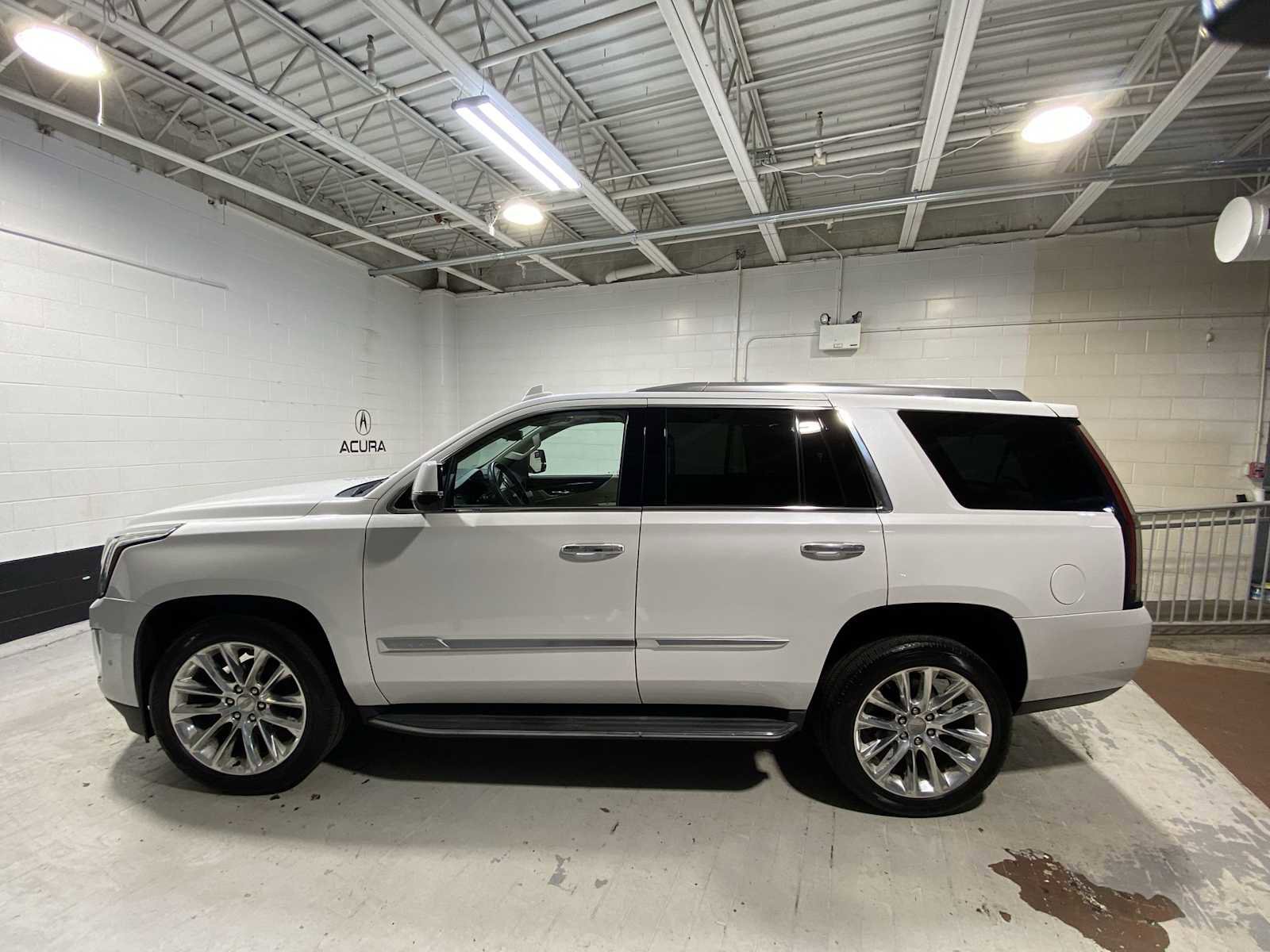 Used 2020 Cadillac Escalade Luxury AWD/4WD image 3