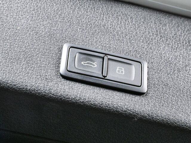 Used 2023 Audi e-tron Premium Plus w/ Premium Plus Package AWD/4WD image 31