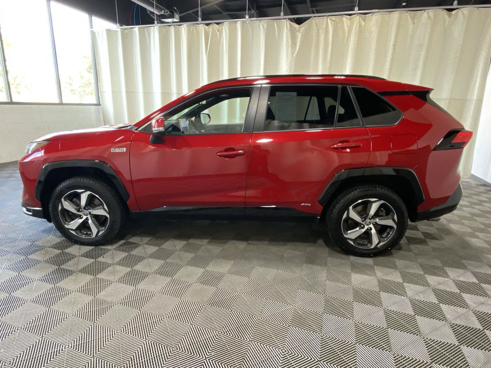 Used 2024 Toyota RAV4 SE w/ Weather & Moonroof Package AWD/4WD image 9