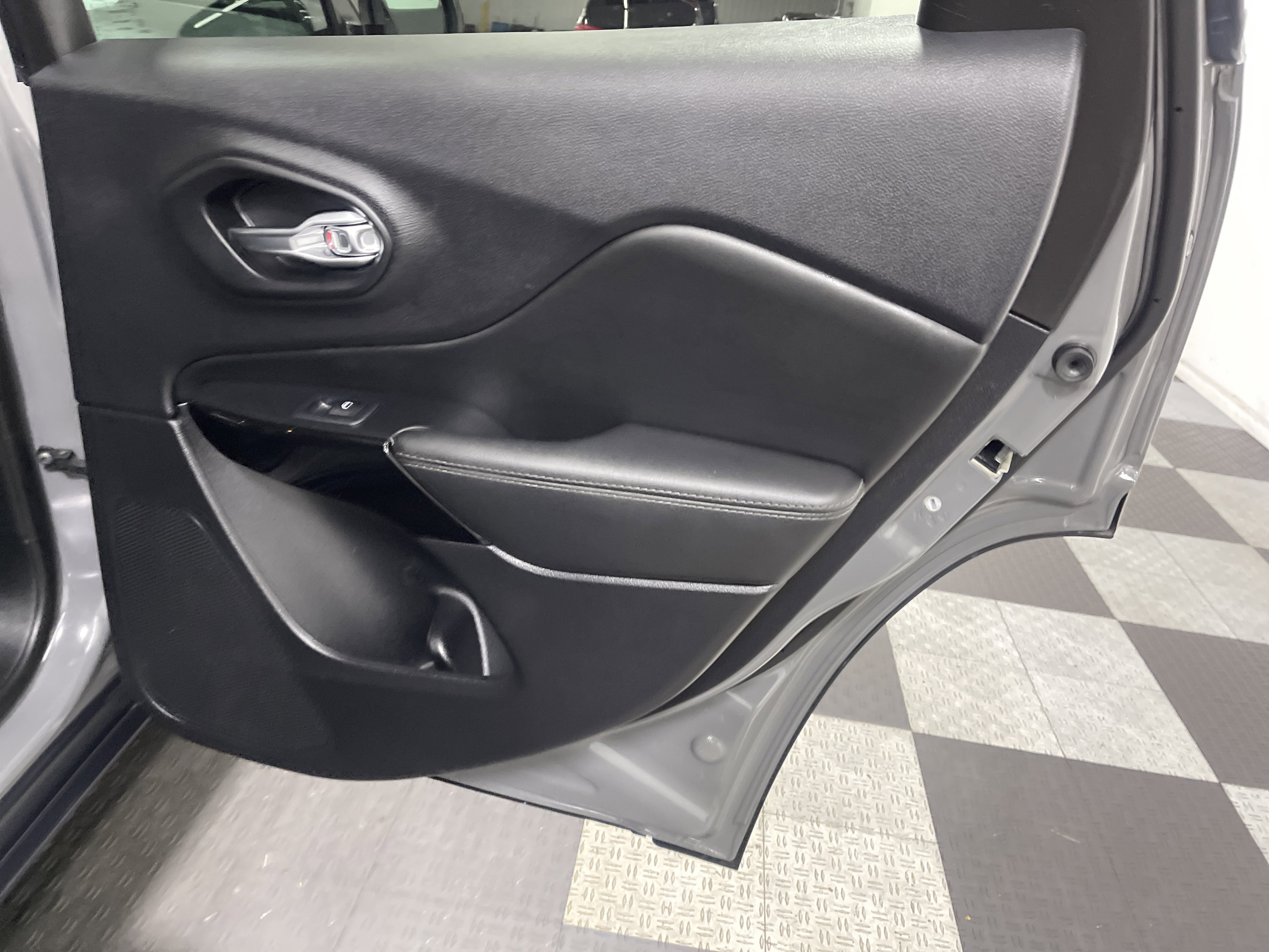 Used 2023 Jeep Cherokee Altitude Lux image 19