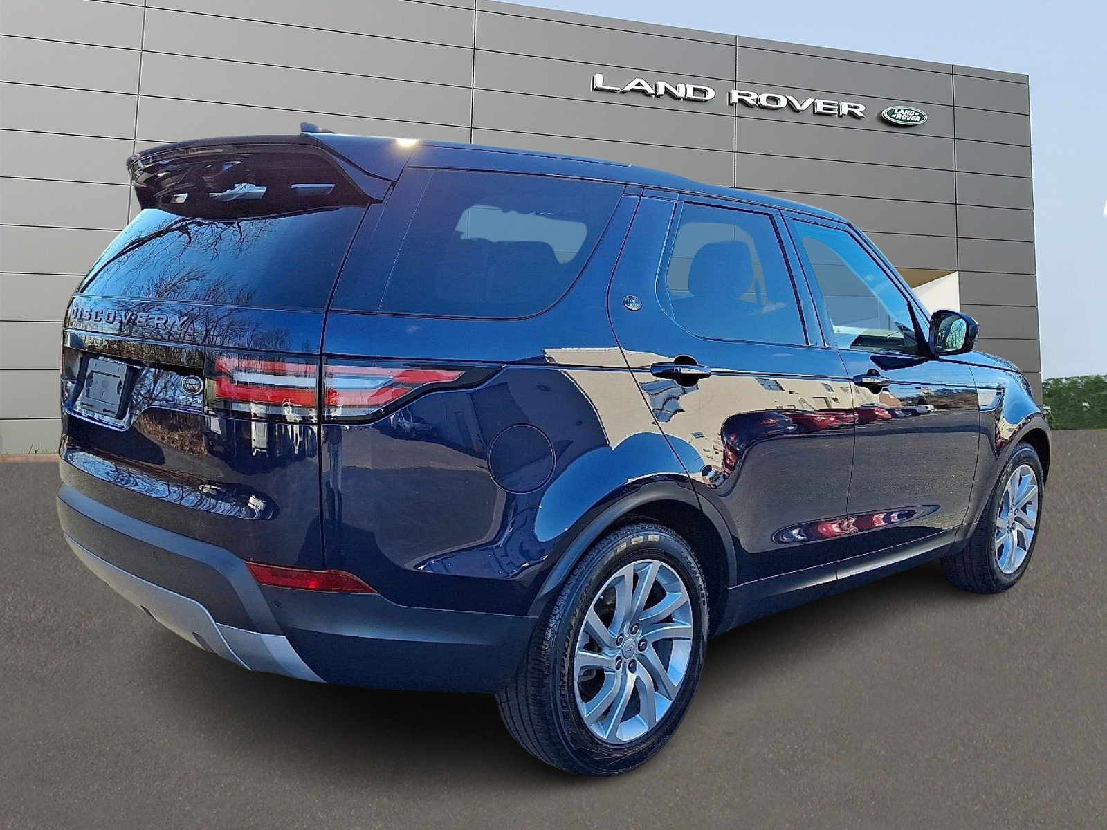 Used 2018 Land Rover Discovery HSE image 2