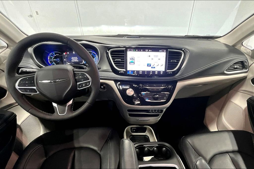 Used 2024 Chrysler Pacifica Select image 17