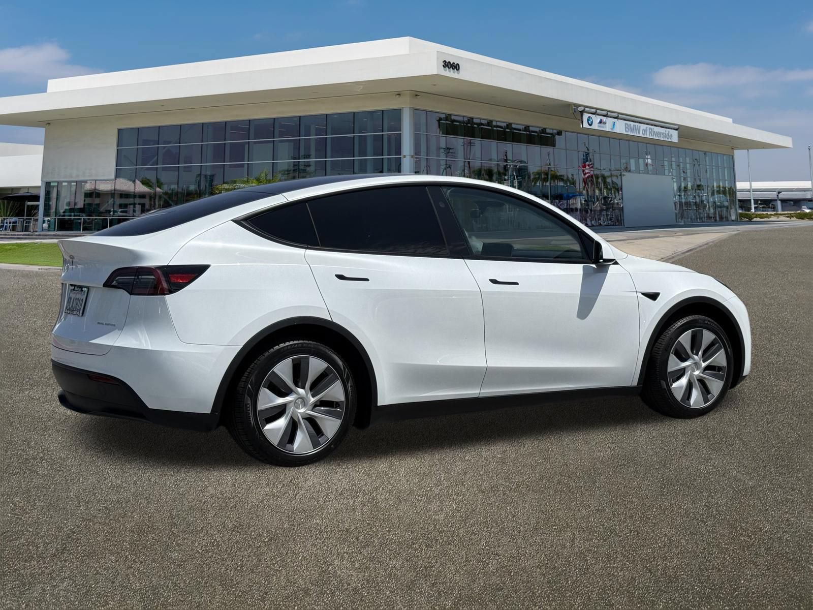 Used 2024 Tesla Model Y Long Range AWD/4WD image 11