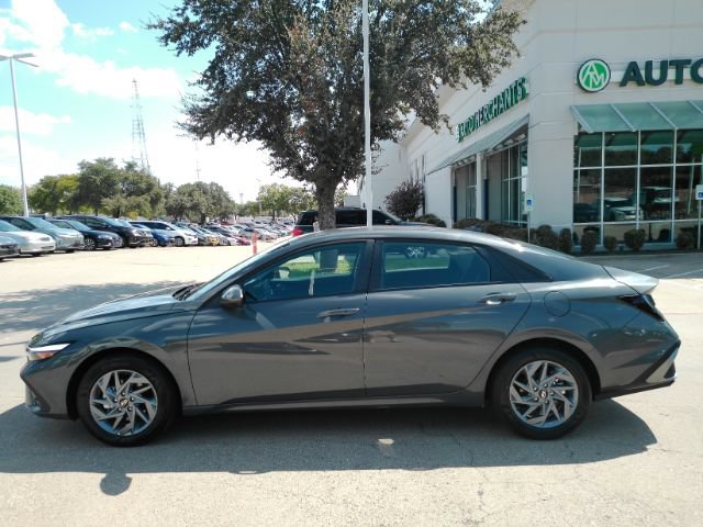 Used 2026 Hyundai Elantra Hybrid FWD image 10