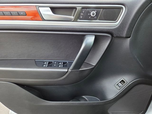 Used 2013 Volkswagen Touareg TDI image 17