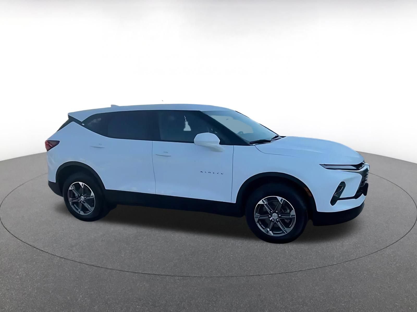 Used 2026 Chevrolet Blazer LT FWD image 2