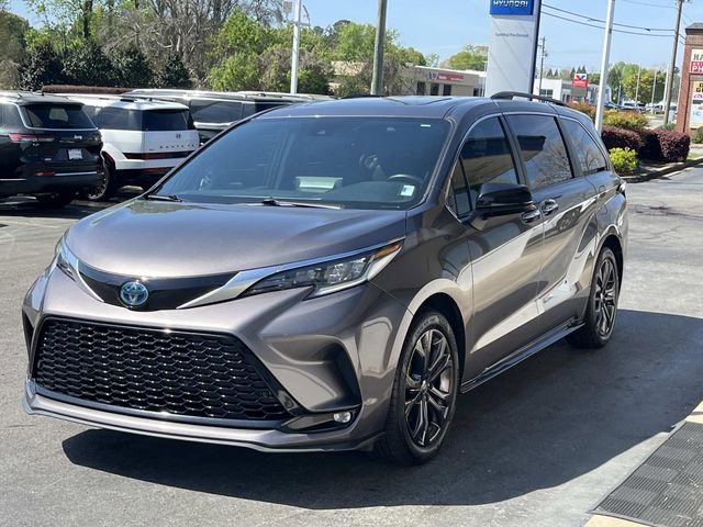 Used 2022 Toyota Sienna XSE image 3
