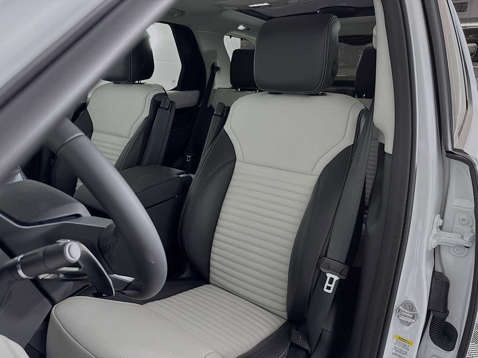 New 2025 Land Rover Discovery S AWD/4WD image 11