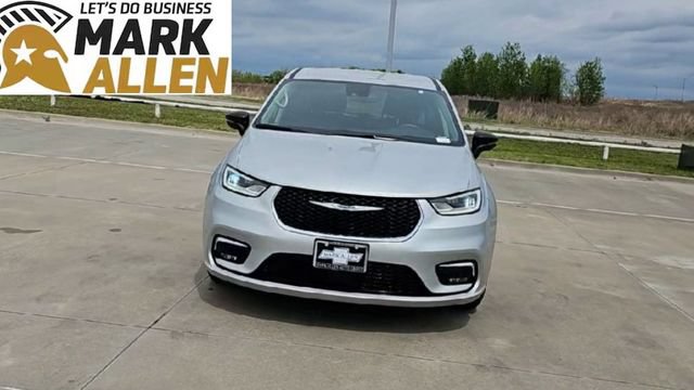 Used 2024 Chrysler Pacifica Touring-L FWD image 3